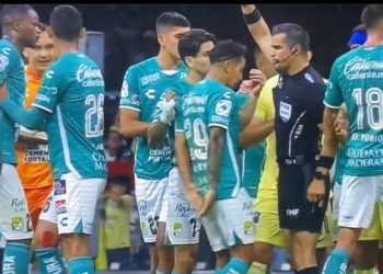 Fue amonestado y además recibió un rodillazo del arbitro