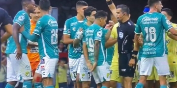 Fue amonestado y además recibió un rodillazo del arbitro