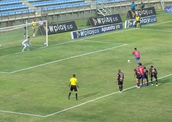 Ricardo Márquez vs. Aldair Quintana en un penalti. ¡Así terminó!