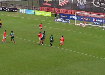 ¡Qué regreso, Kevin Mier! Penalti a 10 minutos del final y así respondió…