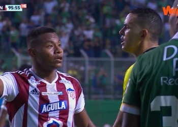 Carlos Ortega: dudoso arbitraje y golpe a un jugador de Junior