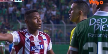 Carlos Ortega: dudoso arbitraje y golpe a un jugador de Junior