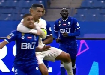 ¡Uy, Cristiano Ronaldo! Jugada de lucha libre ante Gustavo Cuéllar