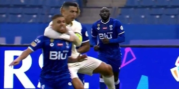 ¡Uy, Cristiano Ronaldo! Jugada de lucha libre ante Gustavo Cuéllar