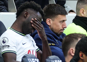 Dávinson Sánchez, abucheado por hinchas del Tottenham