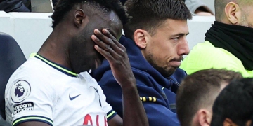 Dávinson Sánchez, abucheado por hinchas del Tottenham