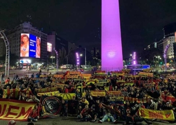 Video: ¡El banderazo de hinchas de Deportivo Pereira en Argentina!