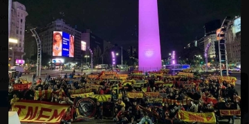 Video: ¡El banderazo de hinchas de Deportivo Pereira en Argentina!