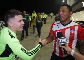 La imagen de la fecha: el hincha de Junior con su camiseta en Palmaseca