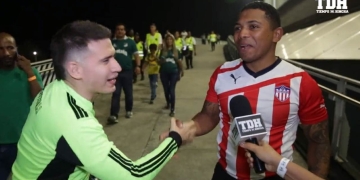 La imagen de la fecha: el hincha de Junior con su camiseta en Palmaseca