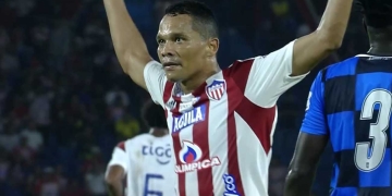 Otra de Carlos Bacca: ¡No quiere entrar!