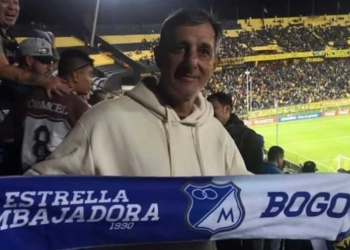 Otra de las grandes imágenes que dejó Millos en Uruguay: ¡Héctor Burguez con la hinchada!