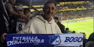 Otra de las grandes imágenes que dejó Millos en Uruguay: ¡Héctor Burguez con la hinchada!