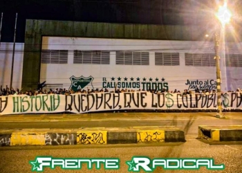 La multitudinaria protesta afuera de la sede del Deportivo Cali