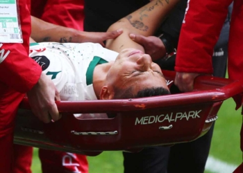 ¡La lesión de Alexis Pérez! Llanto, dolor y salida en camilla