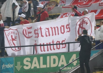 El escudo de América apareció entre la hinchada de Internacional en Medellín