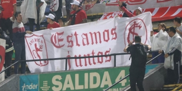 El escudo de América apareció entre la hinchada de Internacional en Medellín