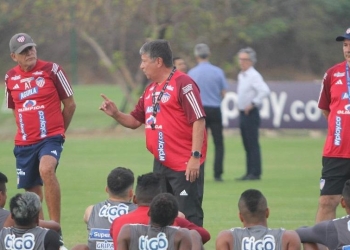 Bolillo Gómez: "Voy a seguir abriendo el paraguas" y lo que le dijo Don Fuad
