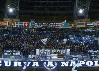 Napoli: Los hinchas se se llevaron partes del césped de la cancha de Udinese