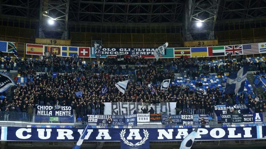 Napoli: Los hinchas se se llevaron partes del césped de la cancha de Udinese