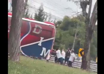 Los jugadores del DIM empujaron para el mismo lado: ¡Se varó el bus!