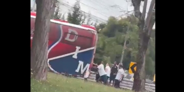 Los jugadores del DIM empujaron para el mismo lado: ¡Se varó el bus!