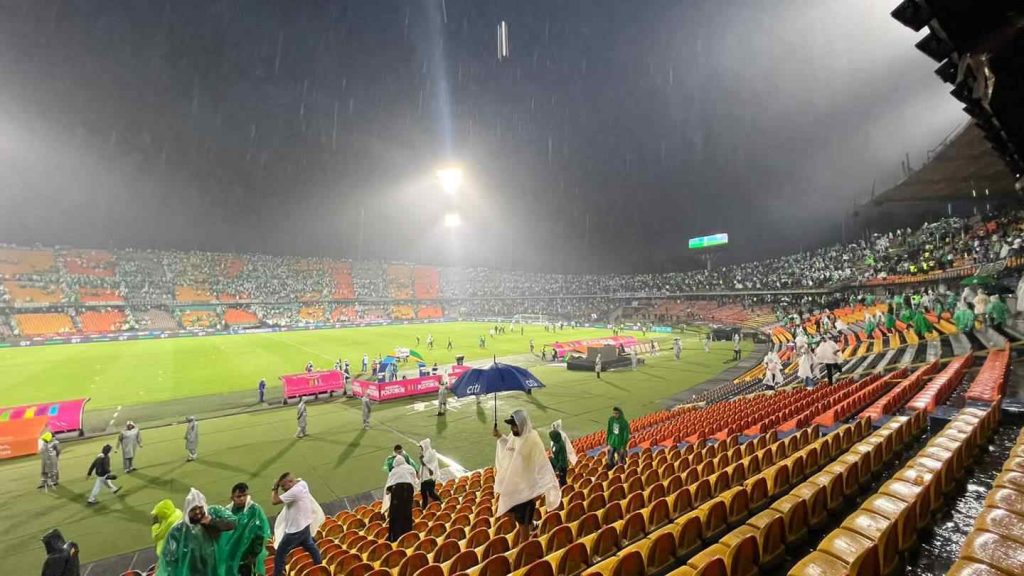 La lluvia de críticas por plaga de cucarachas en las tribunas del Atanasio Girardot