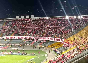 La protesta de la hinchada de Santa Fe: ¡Quieren un director técnico de la casa!