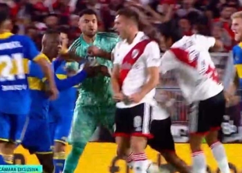 La imagen viral de Palavecino en el superclásico. ¡Ahí nació todo el lío!