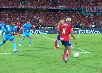 ¿Y esto contra Daniel Londoño en el área? Revisión en el VAR, pero…