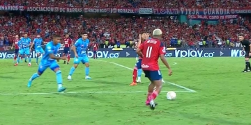 ¿Y esto contra Daniel Londoño en el área? Revisión en el VAR, pero…