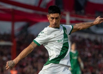 ¿Más cerca de Junior?: Banfield confirmó la salida de Emmanuel Olivera