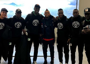 ¡Arturo Vidal con los futbolistas de Deportivo Cali!