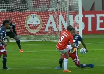 PT de pesadilla para el DIM en Brasil… ¡Hasta hubo un gol con el pecho!
