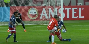 PT de pesadilla para el DIM en Brasil… ¡Hasta hubo un gol con el pecho!