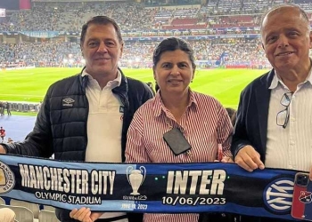 Raúl Giraldo y el escudo del DIM en la final de la Champions