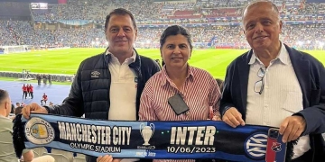 Raúl Giraldo y el escudo del DIM en la final de la Champions