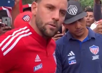¡Hinchas de Junior en la casa de Viera y su respuesta con lágrimas!