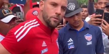 ¡Hinchas de Junior en la casa de Viera y su respuesta con lágrimas!