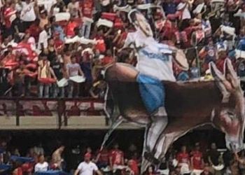 Así pasó: el tifo de hinchas del DIM a Sebastián Viera ¡y su respuesta!
