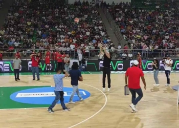 Video: ¡Así le va a Sebastián Viera con el baloncesto!