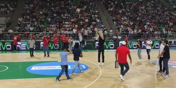 Video: ¡Así le va a Sebastián Viera con el baloncesto!