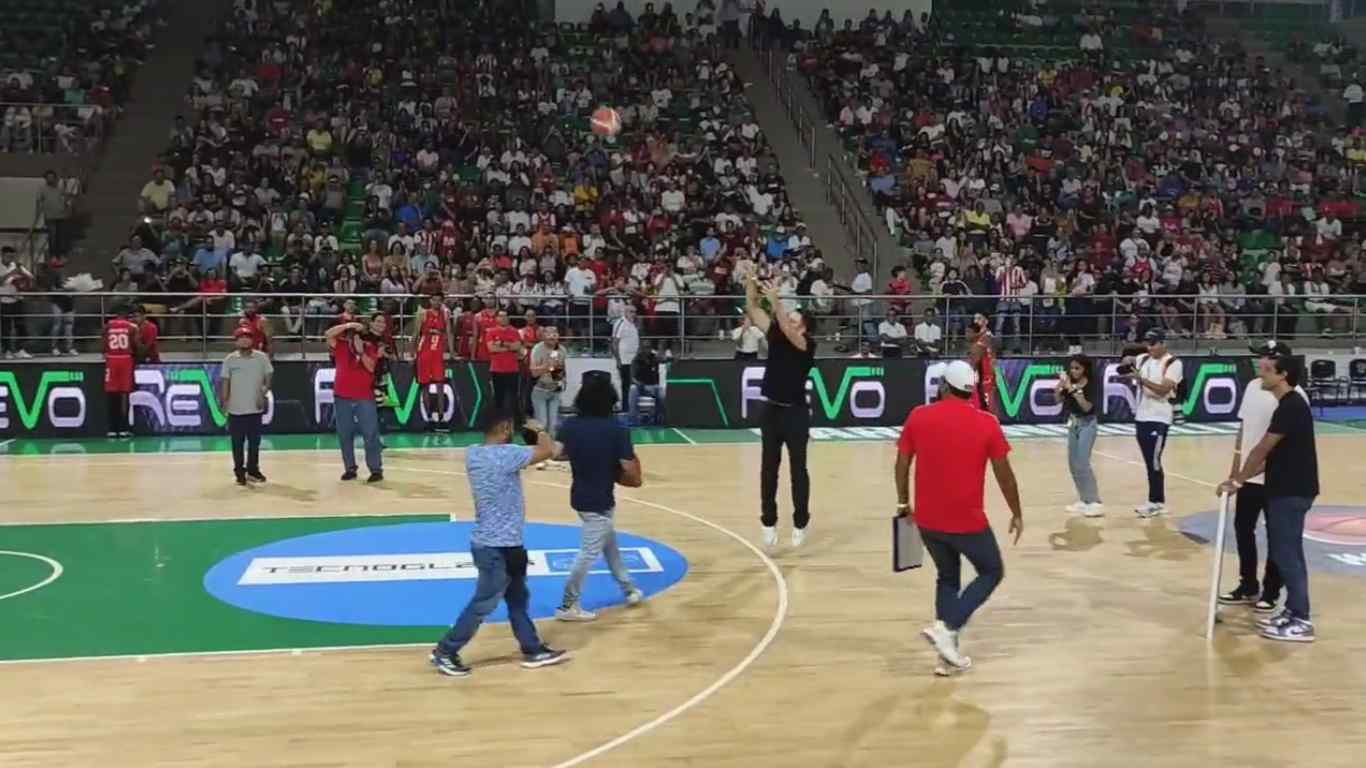Video: ¡Así le va a Sebastián Viera con el baloncesto!