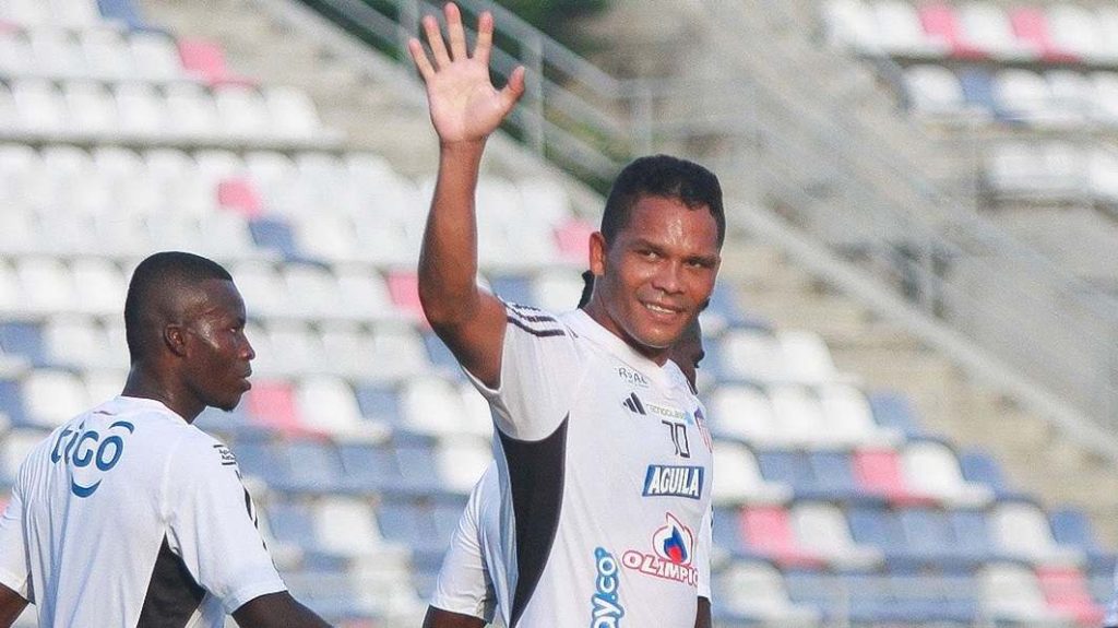 Carlos Bacca: "Nunca tuve un problema" y "El profe Bolillo se está jugando el puesto"