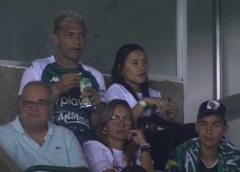 Y Teo Gutiérrez, siguiendo todo en el estadio…