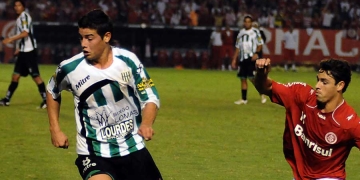 La primera vez de James jugando en Brasil. ¡Terminó expulsado!