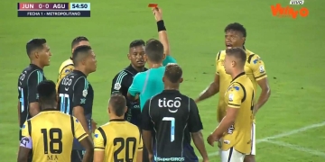¿Era roja para Jhon Vélez? Así se quedó Junior con uno menos ante Águilas Doradas