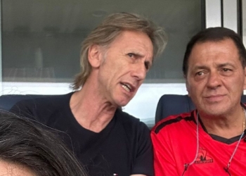 Al final sí llegó Gareca. Junto a Tulio Gómez estuvo en los palcos del Pascual Guerrero