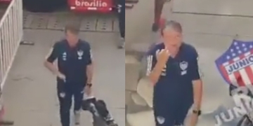 ¡Así no, profe Bolillo! Le sacó el dedo a aficionado de Junior en el estadio