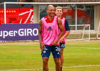 "En Junior estamos buscando jugadores casados, a los solteros les cuesta..."